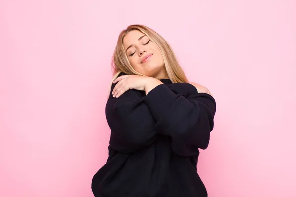 Jong Blond Vrouw Gevoel Liefde Glimlachen Knuffelen Knuffelen Zelf Vrijgezel — Stockfoto