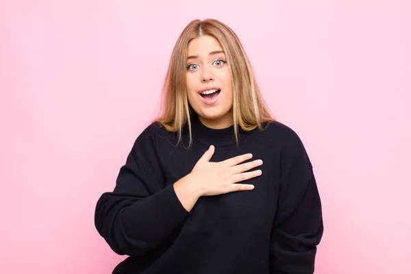 Joven Rubia Sintiéndose Conmocionada Sorprendida Sonriendo Tomando Mano Corazón Feliz — Foto de Stock