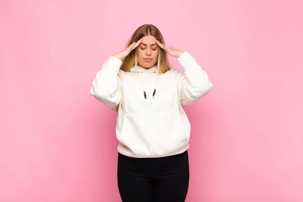 Young Blonde Woman Looking Concentrated Thoughtful Inspired Brainstorming Imagining Hands — ストック写真