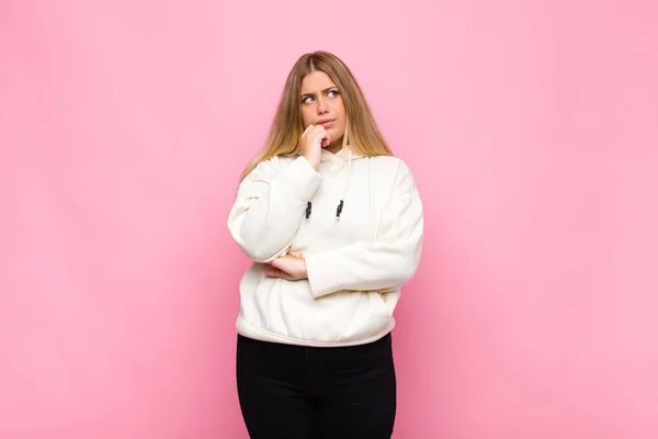 Young Blonde Woman Feeling Serious Thoughtful Concerned Staring Sideways Hand — 스톡 사진