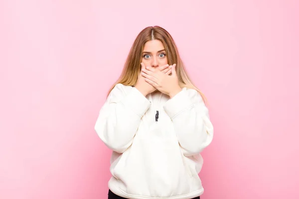 Ung Blondine Kvinde Dækker Munden Med Hænder Med Chokeret Overrasket - Stock-foto