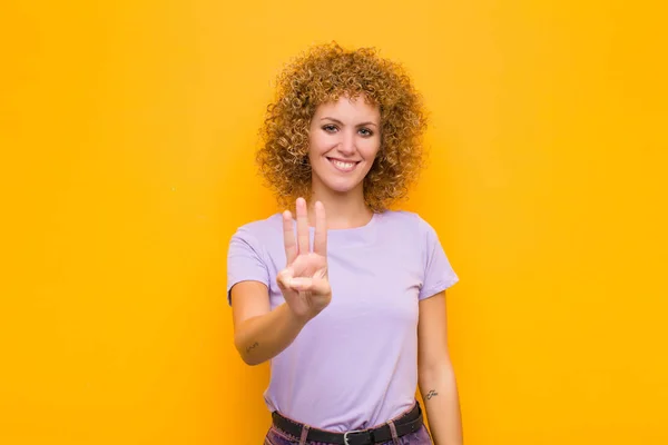 Jeune Afro Femme Souriante Amicale Montrant Numéro Trois Troisième Avec — Photo