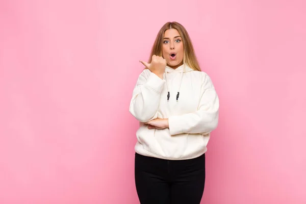 Young Blonde Woman Looking Astonished Disbelief Pointing Object Side Saying — ストック写真