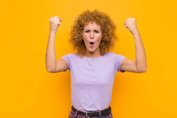 Joven Afro Mujer Celebrando Éxito Increíble Como Ganador Mirando Emocionado —  Fotos de Stock