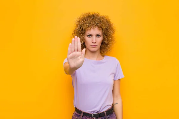 Giovane Donna Afro Sembra Grave Severo Scontento Arrabbiato Mostrando Palmo — Foto Stock