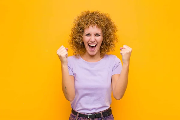 Jong Afro Vrouw Zich Gelukkig Voelen Verrast Trots Schreeuwen Vieren — Stockfoto