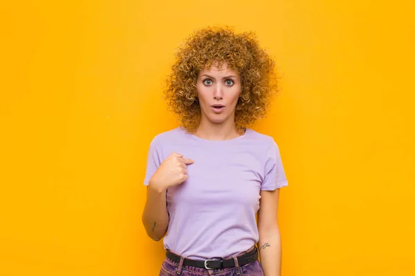 Jovem Afro Mulher Sentindo Confuso Perplexo Inseguro Apontando Para Auto — Fotografia de Stock