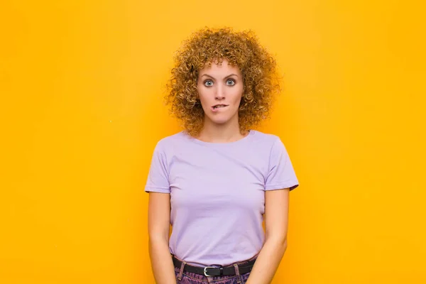 Jovem Afro Mulher Sentindo Sem Noção Confuso Incerto Sobre Qual — Fotografia de Stock