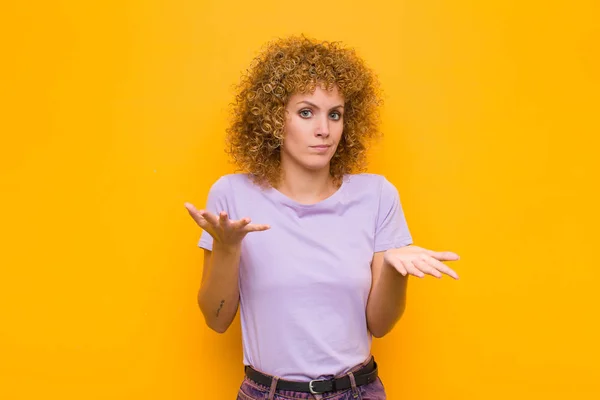 Jovem Afro Mulher Sentindo Perplexo Confuso Inseguro Sobre Resposta Correta — Fotografia de Stock