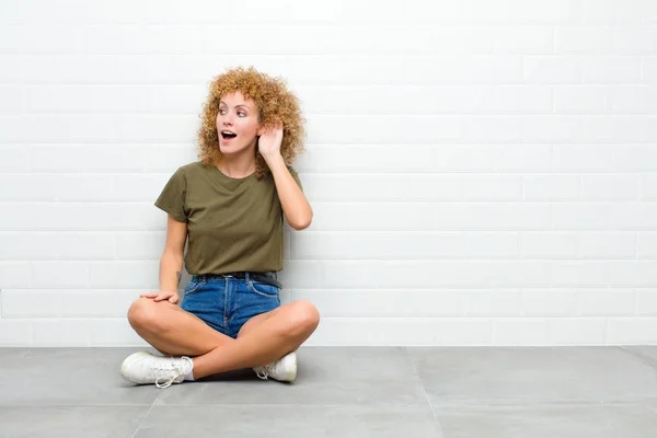 Jonge Afrikaanse Vrouw Die Glimlacht Nieuwsgierig Naar Zijkant Kijkt Probeert — Stockfoto