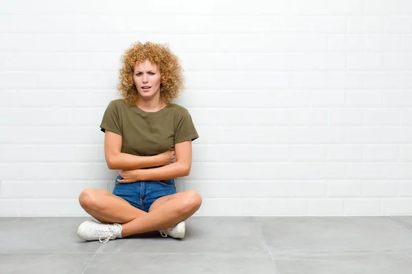 Jonge Afrikaanse Vrouw Die Zich Angstig Ziek Ziek Ongelukkig Voelt — Stockfoto