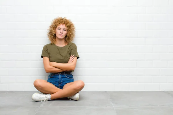 Junge Afro Frau Fühlt Sich Unzufrieden Und Enttäuscht Sieht Ernst — Stockfoto