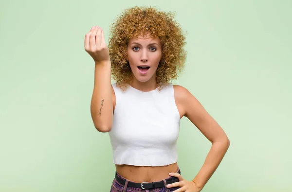 Mujer Afro Joven Haciendo Capice Gesto Dinero Diciéndole Que Pague — Foto de Stock