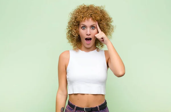 Giovane Donna Afro Guardando Sorpreso Bocca Aperta Scioccato Realizzando Nuovo — Foto Stock