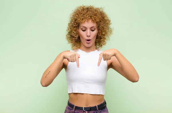 Ung Afro Kvinna Med Öppen Mun Pekar Nedåt Med Båda — Stockfoto