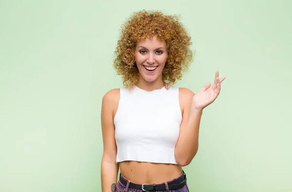 Ung Afro Kvinna Känner Sig Glad Förvånad Och Glad Ler — Stockfoto