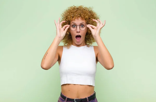 Giovane Donna Afro Sentirsi Scioccato Stupito Sorpreso Tenendo Gli Occhiali — Foto Stock