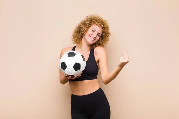 Jovem Afro Mulher Sorrindo Sentindo Despreocupado Relaxado Feliz Dançando Ouvindo — Fotografia de Stock