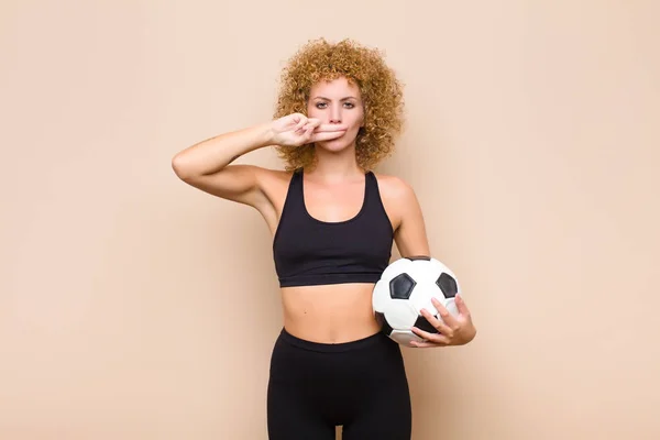 Joven Afro Mujer Buscando Seria Disgustada Con Ambos Dedos Cruzados —  Fotos de Stock