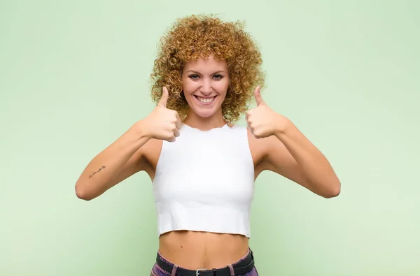 Genç Afro Kadın Mutlu Pozitif Kendine Güvenen Başarılı Bir Şekilde — Stok fotoğraf