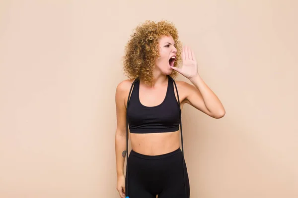 Young Afro Woman Yelling Loudly Angrily Copy Space Side Hand — Stock Photo, Image