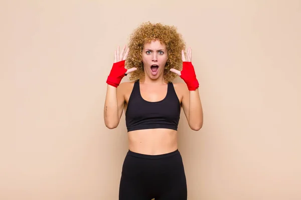 Mladá Afro Žena Křičící Rukama Nad Hlavou Pocit Zuřivosti Frustrovaný — Stock fotografie