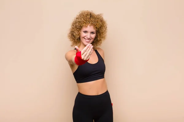 Giovane Donna Afro Sentirsi Felice Successo Fiducioso Fronte Una Sfida — Foto Stock