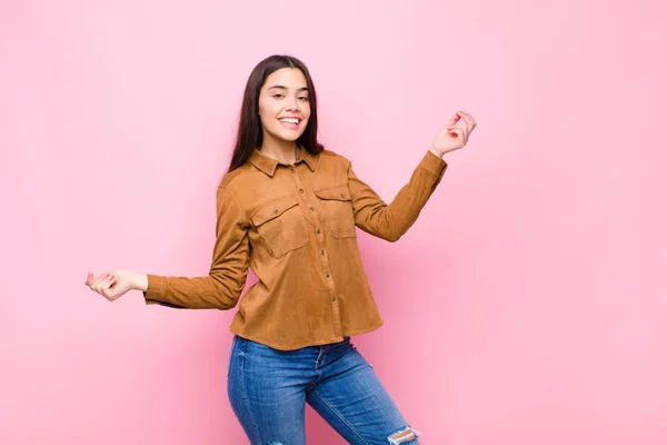 Joven Bonita Mujer Sonriendo Sintiéndose Despreocupada Relajada Feliz Bailando Escuchando —  Fotos de Stock