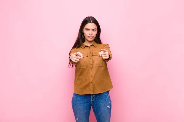 Jovem Bonita Mulher Apontando Para Frente Para Câmera Com Dois — Fotografia de Stock