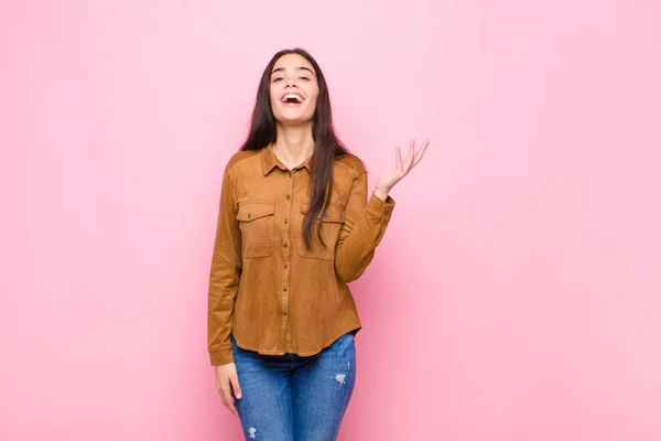 Joven Bonita Mujer Sintiéndose Feliz Sorprendida Alegre Sonriendo Con Actitud —  Fotos de Stock