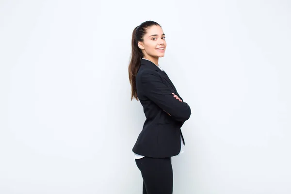 Joven Mujer Bonita Sonriendo Cámara Con Los Brazos Cruzados Una — Foto de Stock