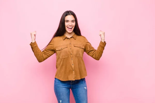 Ung Vacker Kvinna Känner Sig Glad Positiv Och Framgångsrik Firar — Stockfoto