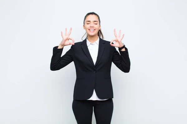 Ung Vacker Kvinna Ser Koncentrerad Och Meditera Känna Sig Nöjd — Stockfoto