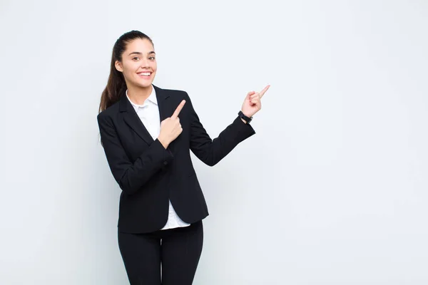 Joven Bonita Mujer Sonriendo Felizmente Apuntando Hacia Lado Hacia Arriba —  Fotos de Stock