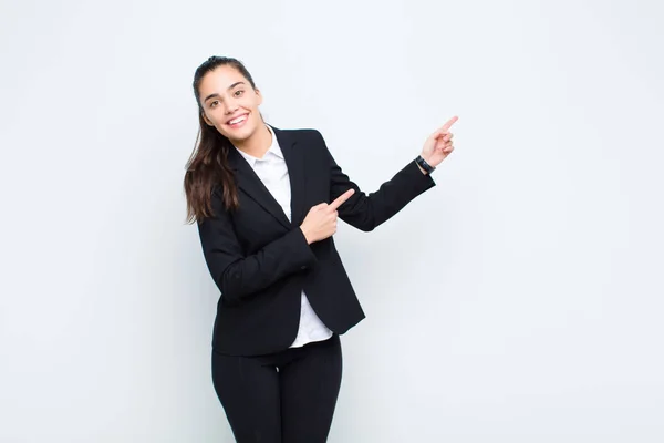 Ung Vacker Kvinna Känner Sig Glad Och Överraskad Ler Med — Stockfoto