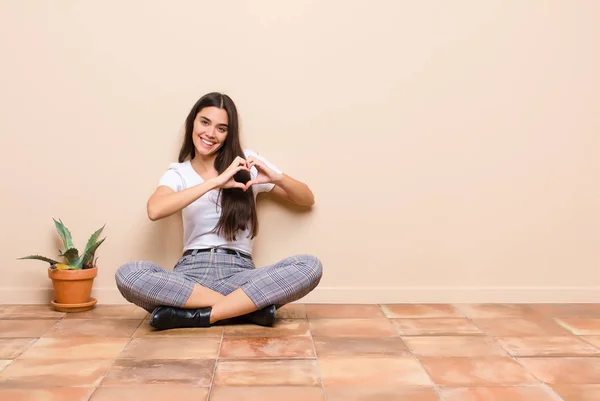 Mladá Hezká Žena Usmívá Cítí Šťastný Roztomilý Romantický Zamilovaný Dělat — Stock fotografie