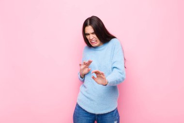 Genç, güzel bir kadın iğreniyor ve midesi bulanıyor. Pis kokan ya da kokan bir şeyden kaçıyor. Pembe duvara karşı iğrenç diyor.