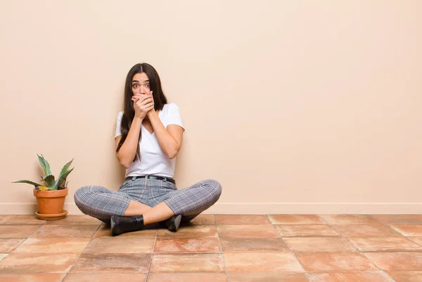 Jonge Mooie Vrouw Bedekken Mond Met Handen Met Een Geschokt — Stockfoto