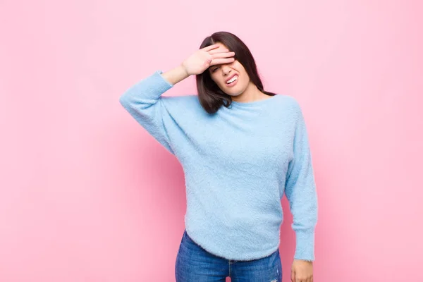 Jeune Jolie Femme Air Stressée Fatiguée Frustrée Séchant Sueur Front — Photo