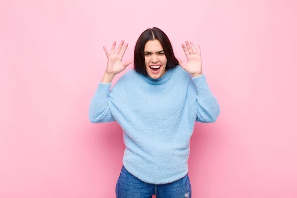 Jonge Mooie Vrouw Schreeuwen Paniek Woede Geschokt Doodsbang Woedend Met — Stockfoto