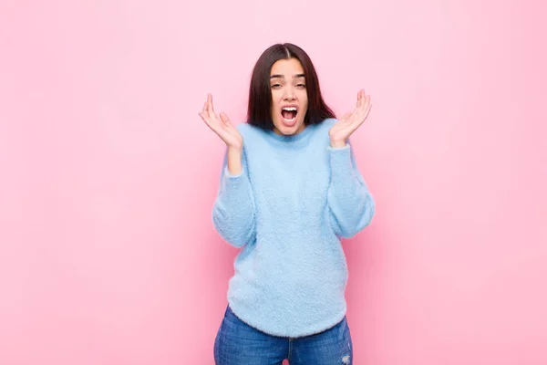 Jong Mooi Vrouw Gevoel Geschokt Opgewonden Lachen Verbaasd Gelukkig Vanwege — Stockfoto