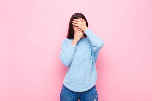 Ung Vacker Kvinna Täcka Ansikte Med Båda Händerna Säger Nej — Stockfoto