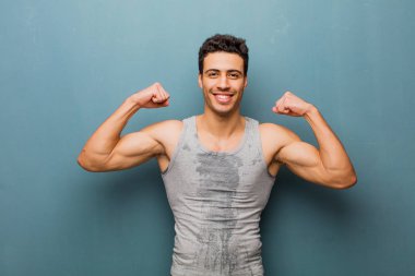 Genç atletik Arap adam. güçlü kavram