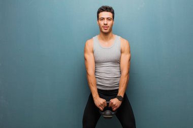 Dambılı genç bir Arap.