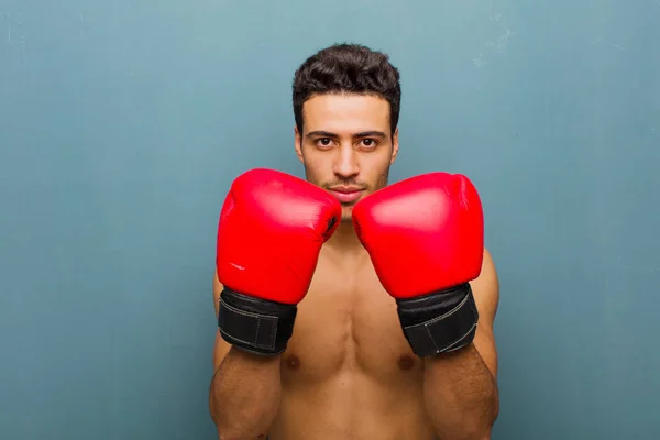 Jeune homme arabe avec des gants de boxe. concept sportif — Photo