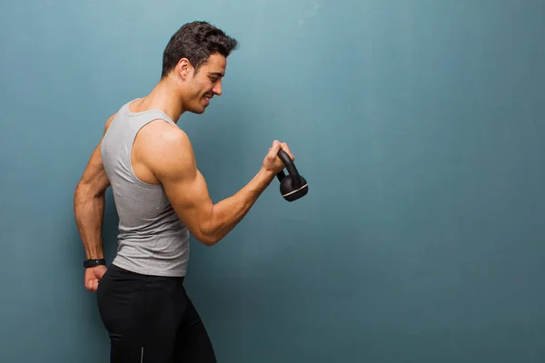 Joven árabe con una mancuerna — Foto de Stock