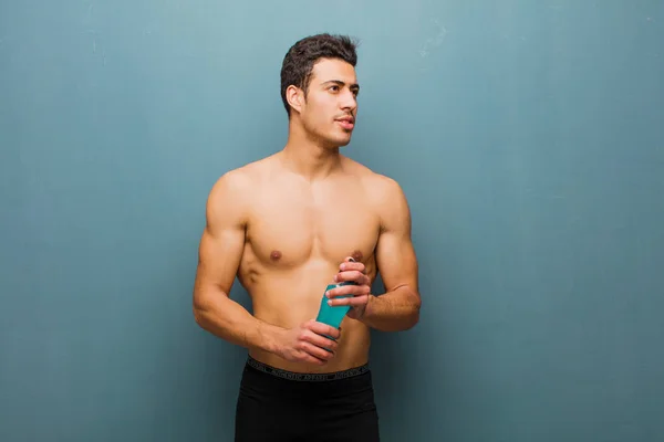 Jonge Arabische man met een sport energy drink — Stockfoto