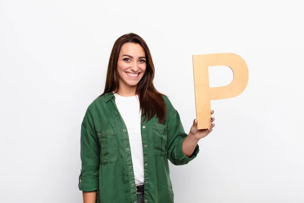 Jovem Mulher Bonita Animado Feliz Alegre Segurando Letra Alfabeto Para — Fotografia de Stock