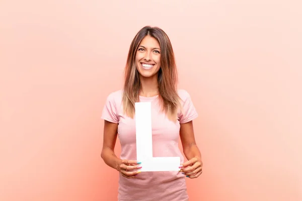 Junge Hübsche Frau Aufgeregt Glücklich Freudig Und Hält Den Buchstaben — Stockfoto