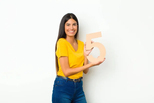 Ung Latinsöt Kvinna Upphetsad Glad Glad Håller Ett Nummer — Stockfoto